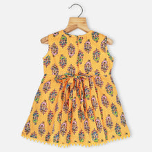 Load image into Gallery viewer, Yellow Pleated Sleeveless Cotton Dress
