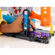 Load image into Gallery viewer, Hot Wheels Super City Twist Tire Shop Playset And Car
