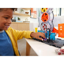 Load image into Gallery viewer, Hot Wheels Super City Twist Tire Shop Playset And Car
