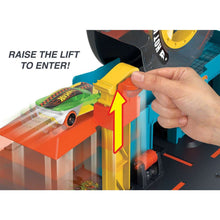 Load image into Gallery viewer, Hot Wheels Super City Twist Tire Shop Playset And Car
