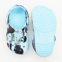 Load image into Gallery viewer, Blue Classic Spray Camouflage Crocs
