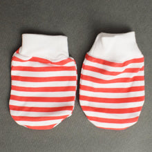Load image into Gallery viewer, Red I Love Mama Printed Cap, Mitten &amp; Booties Set
