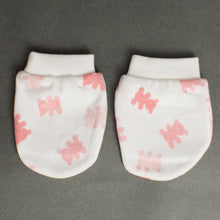 Load image into Gallery viewer, White Teddy Printed Mitten &amp; Booties Set
