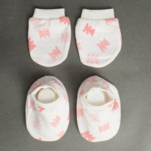 Load image into Gallery viewer, White Teddy Printed Mitten &amp; Booties Set
